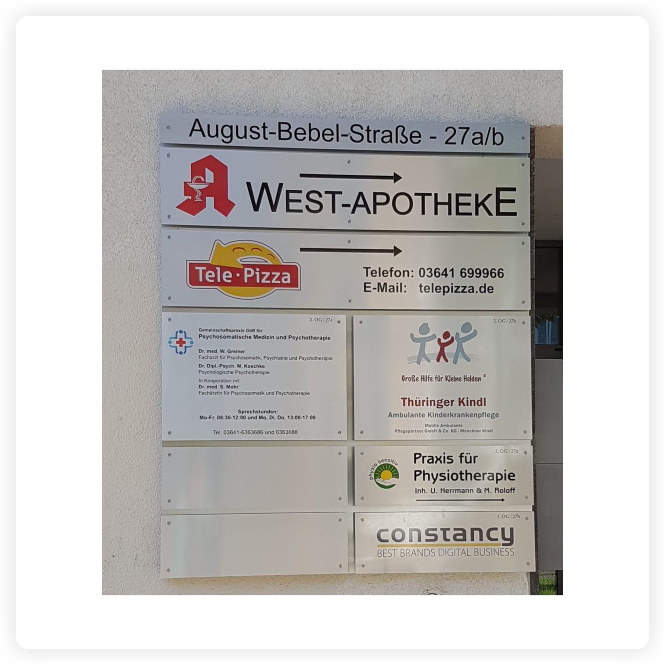 Firmenübersicht mit Wegweisung Firmenschilder mit Logos, Praxisangaben und Wegweisern zur Orientierung an einem Geschäftsgebäude