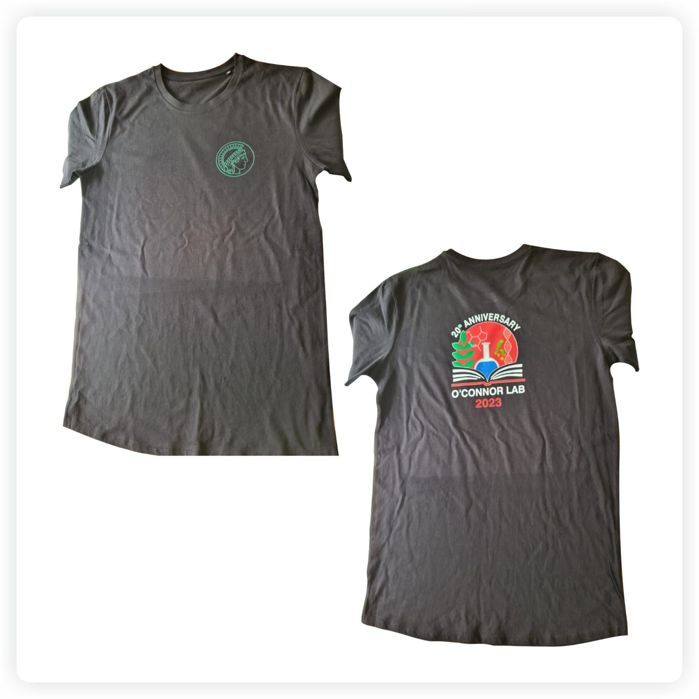 Eventshirts Schwarzes T-Shirt mit Brustlogo und farbigem Eventlogo auf der Rückseite für ein Universitätslabor.