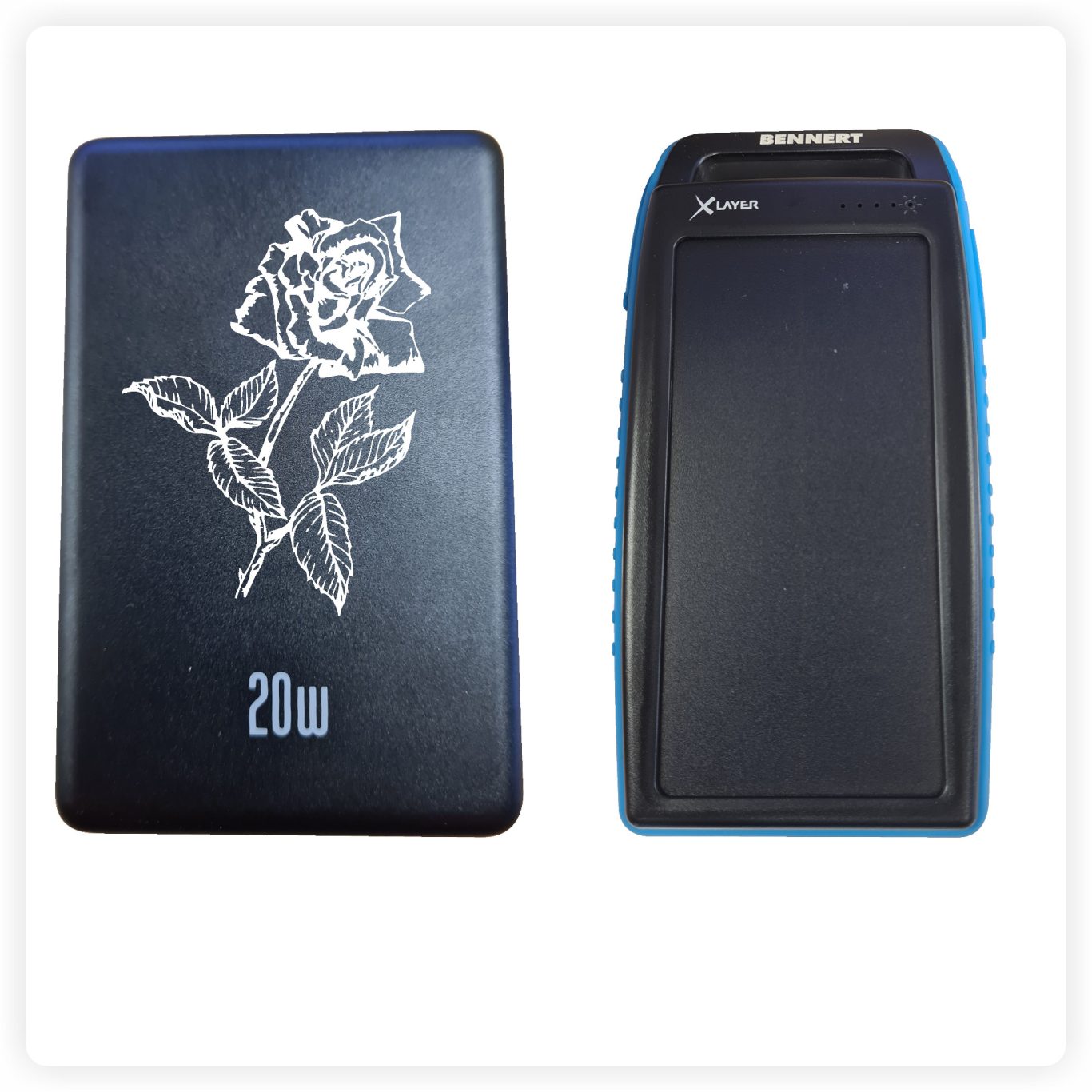 Powerbanks mit Gravur Zwei individuell gravierte Powerbanks – eine flache 20W Powerbank mit Rosenmotiv und eine robuste Outdoor-Powerbank.