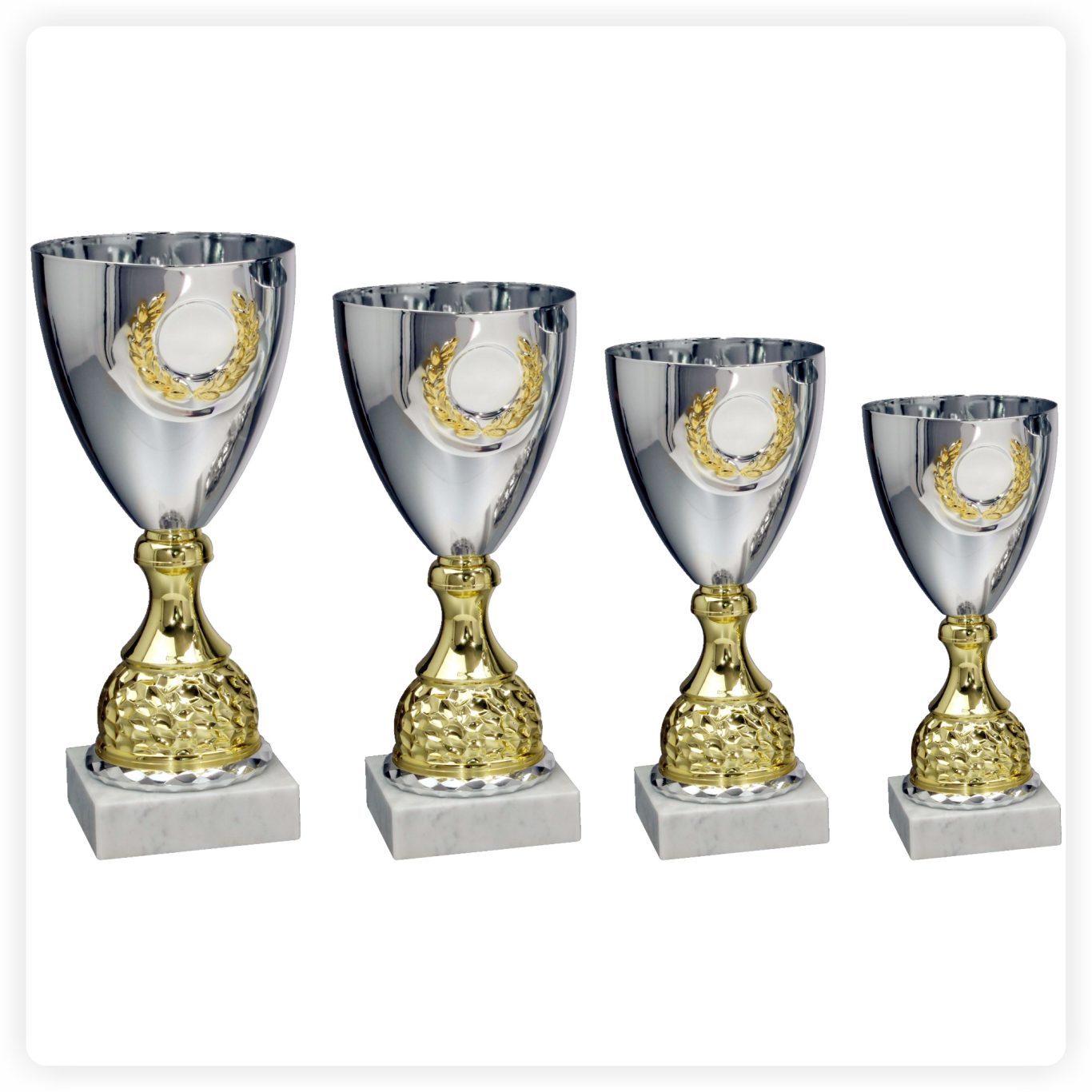 Kelchpokale Serie Mehrere Kelchpokale in Silber mit goldenen Details in abgestuften Größen