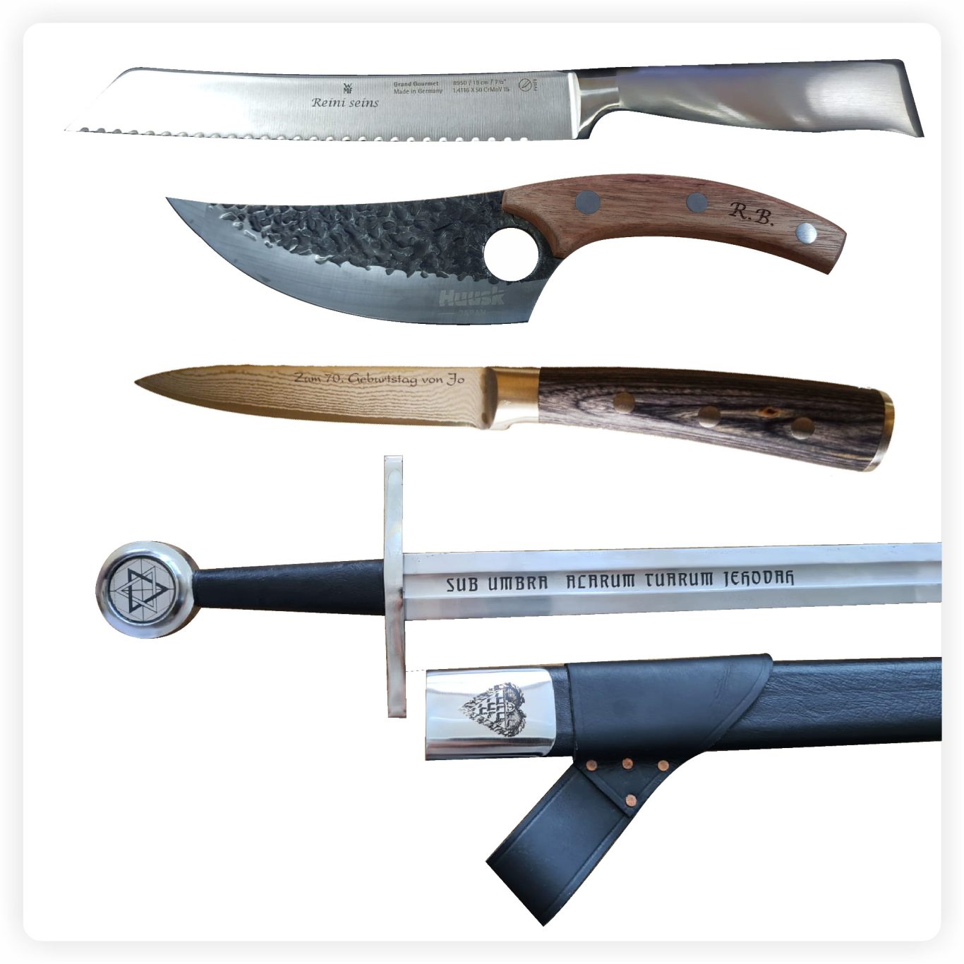 Gravierte Messer & Klingen Verschiedene Messer und eine gravierte Schwertklinge mit Holz- und Metallgriffen sowie individueller Beschriftung