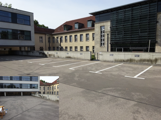 Neu markierte Parkflächen mit weißen Linien auf Asphalt in einem Innenhof vor Verwaltungsgebäuden in Weimar.
