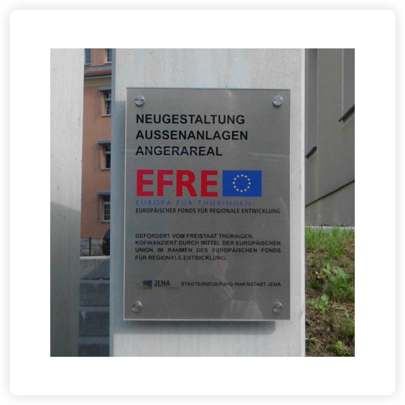 Förderhinweisschild aus Edelstahl Förderhinweisschild aus Edelstahl für ein EFRE-Projekt zur Neugestaltung der Außenanlagen in Jena