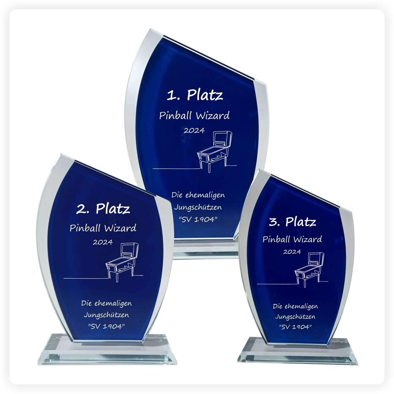 Glaspokale blau Blaue Glaspokale in drei Größen mit gelaserter Gravur auf blauem Hintergrund