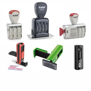 Verschiedene Nummern- und Textbänderstempel sowie kompakte Taschenstempel. Oben drei manuelle Stempel mit Drehrädern von Trodat, unten mehre