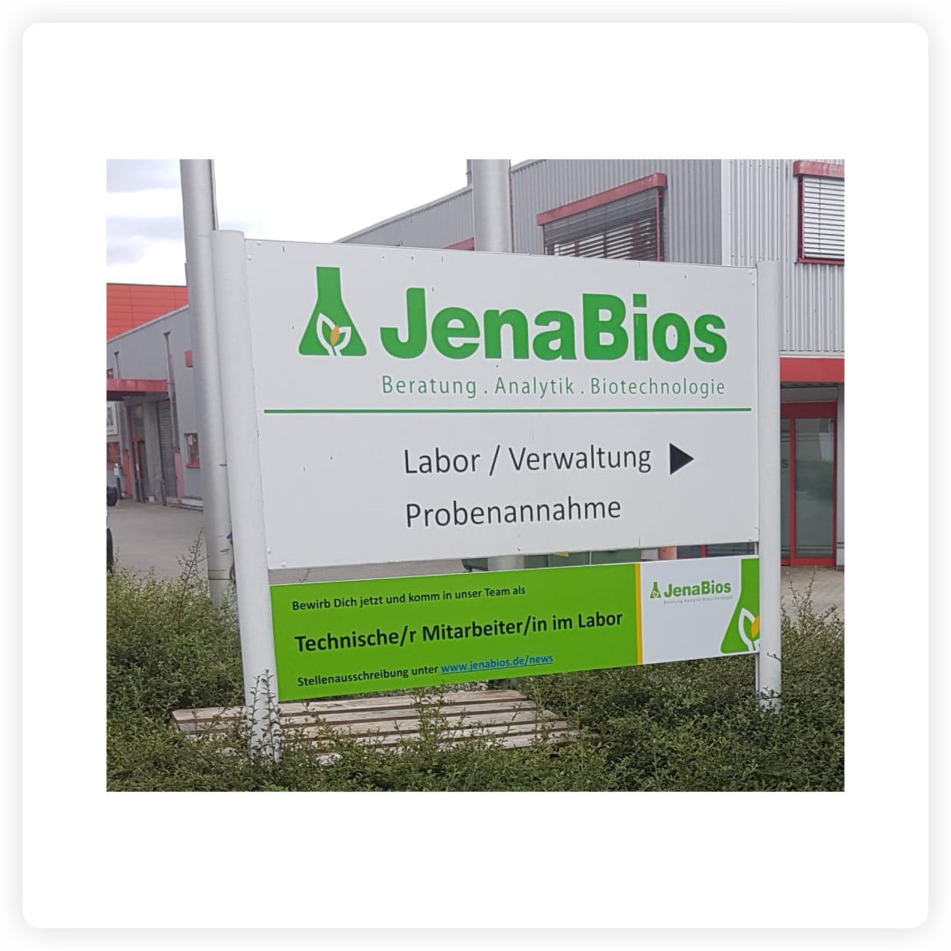 Firmenschild mit Wegweisung Großes Firmenschild mit Firmenlogo und Wegweiser zu Labor, Verwaltung und Probenannahme