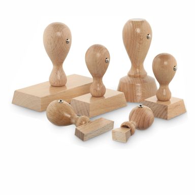 Mehrere Holzstempel in verschiedenen Größen und Formen, aus hellem Holz gefertigt, mit runden Griffen und rechteckigen Stempelflächen.