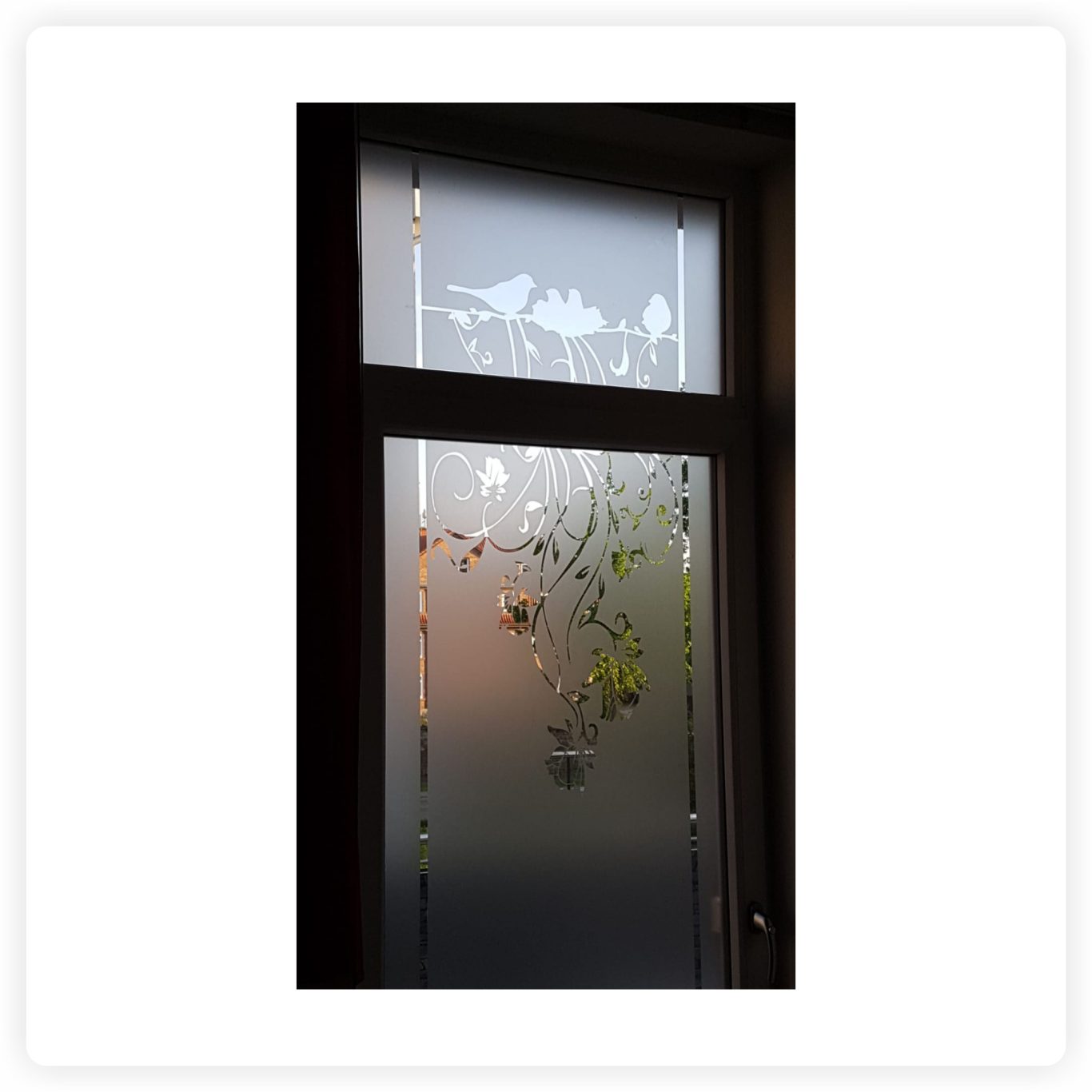 Glasdekorfolie mit Blumenmotiv Individuelle Glasdekorfolie mit Blumen- und Vogelmotiv als Sichtschutz auf einer Balkontür