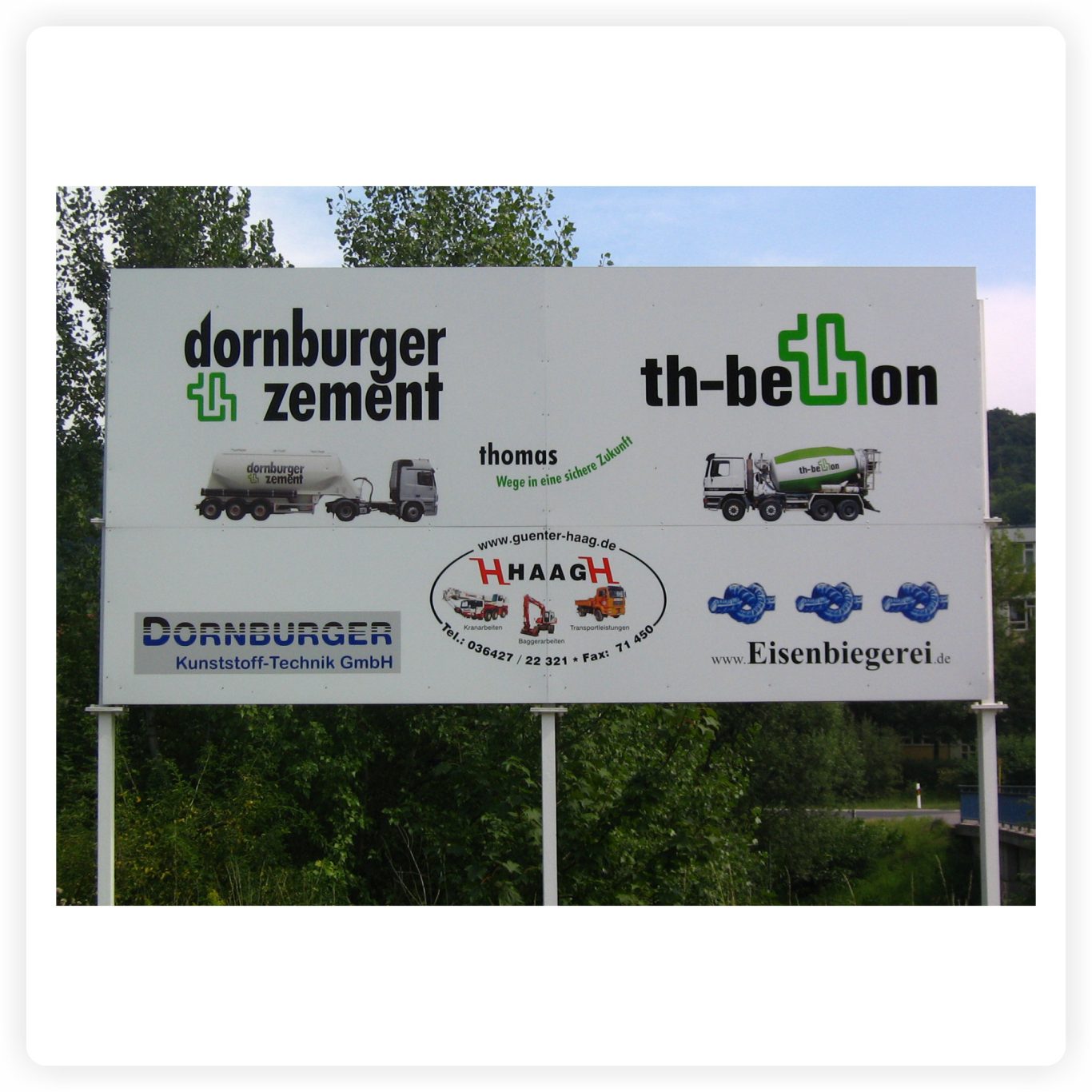Eingangsschild für einen Gewerbepark Großformatiges Eingangsschild eines Gewerbeparks mit den Logos der ansässigen Unternehmen