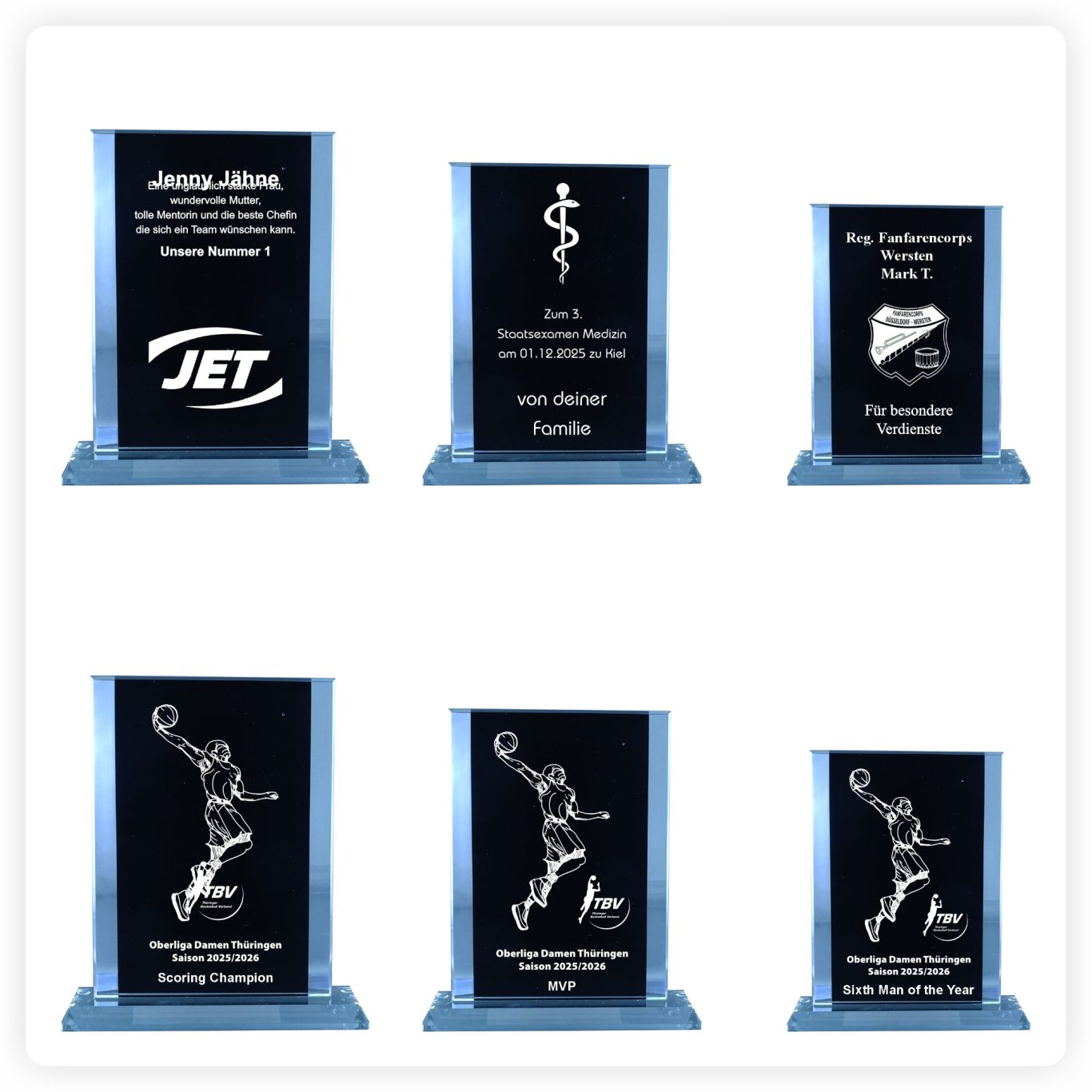 Glaspokale mit schwarzem Hintergrund und verschiedenen Gravurbeispielen wie Logos und Text Glaspokale mit Gravur