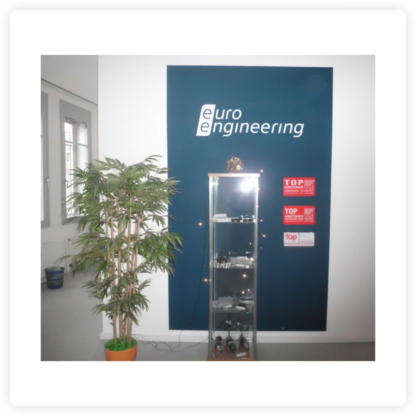 Firmenlogo im Innenbereich Firmenlogo als individuelle Wandbeschriftung in einem Büro- und Empfangsbereich
