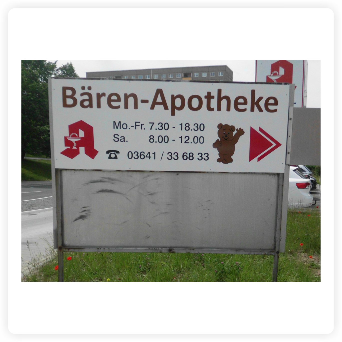 Hinweisschild für eine Apotheke Hinweisschild der Bären-Apotheke mit Öffnungszeiten, Kontaktdaten und Richtungspfeil