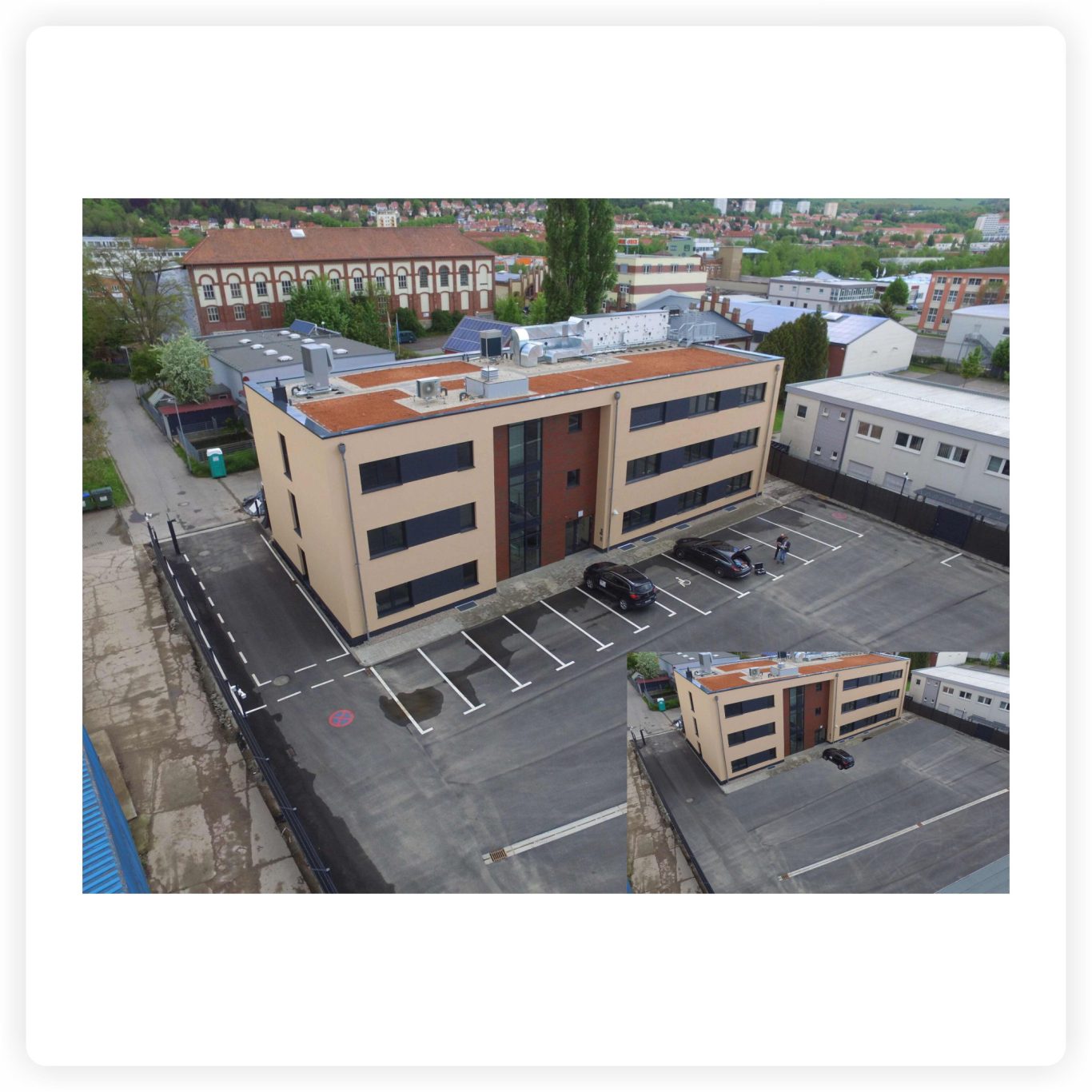 Parkplatzmarkierung mit Stellplätzen und Halteverbot in Jena Parkplatz mit weißen Stellplatzmarkierungen und roter Halteverbotsmarkierung auf dem Asphalt