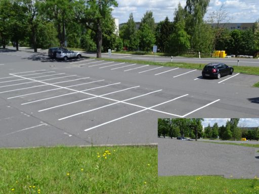 Neu markierter Parkplatz mit weißen Stellplatzlinien auf Asphalt in Bad Lobenstein, Außenbereich mit Bäumen und Straße im Hintergrund.