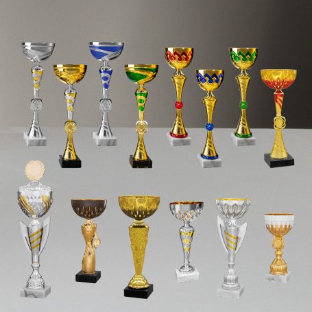 3er Pokalserien in abgestuften Größen aus Metall in Gold, Silber und Farbe für Sportwettkämpfe und Siegerehrungen